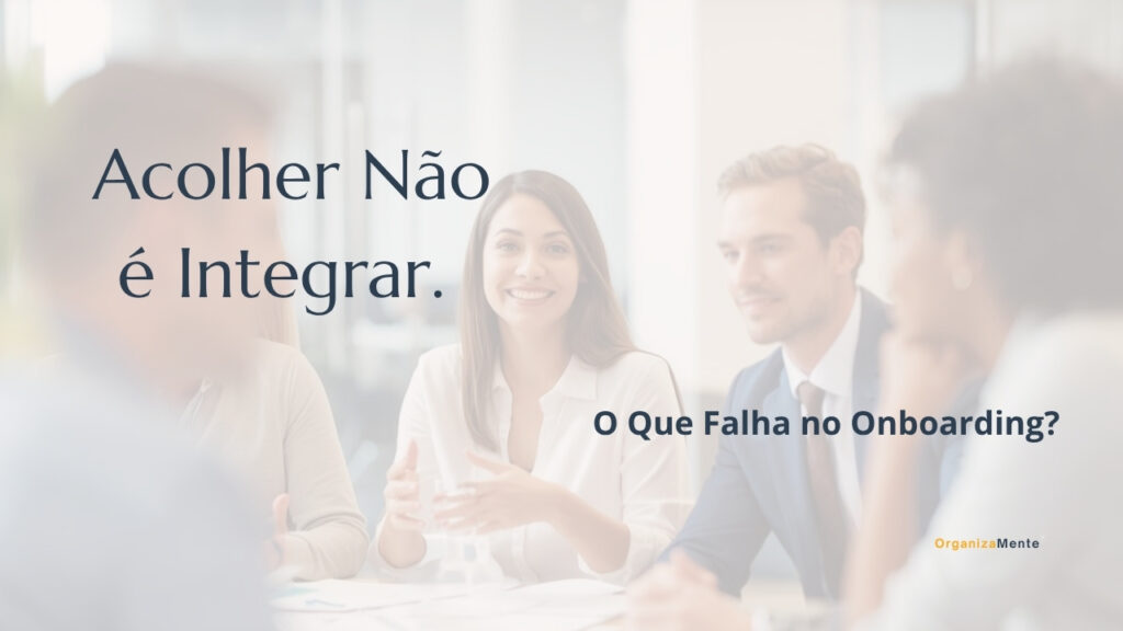 Líder e equipa reunidos a conversar no escritório, ilustrando o processo relacional de onboarding, liderança e integração de um novo colaborador na empresa.