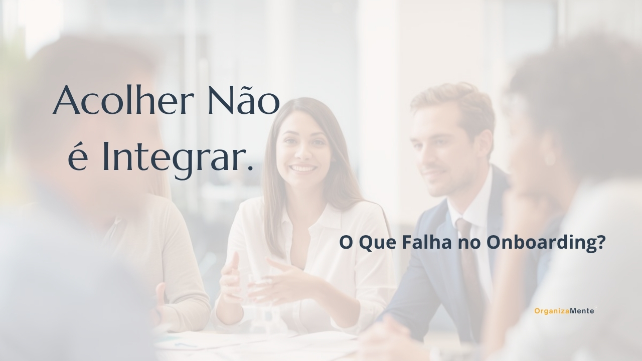 Líder e equipa reunidos a conversar no escritório, ilustrando o processo relacional de onboarding, liderança e integração de um novo colaborador na empresa.